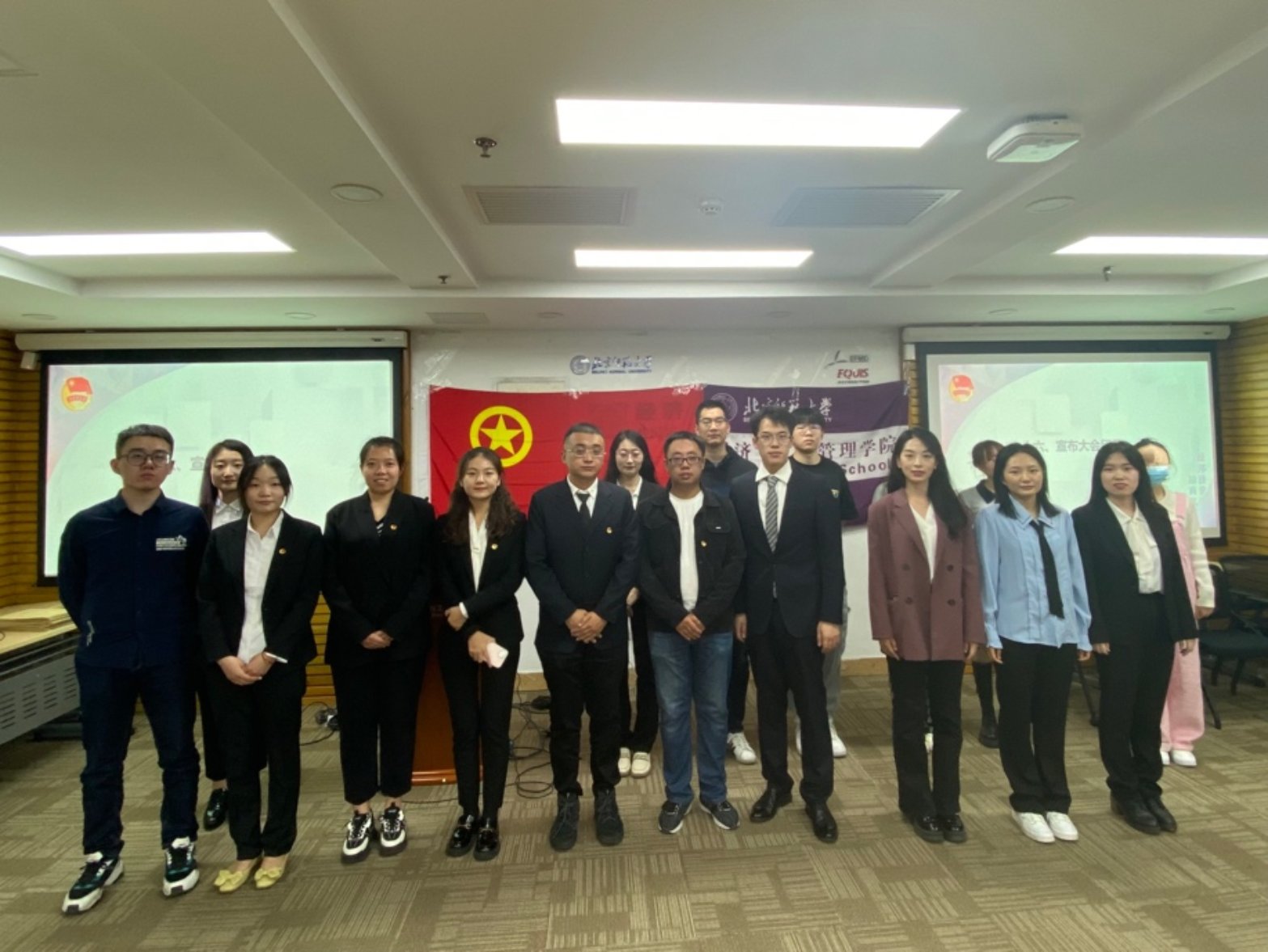 一群人站在室内

描述已自动生成