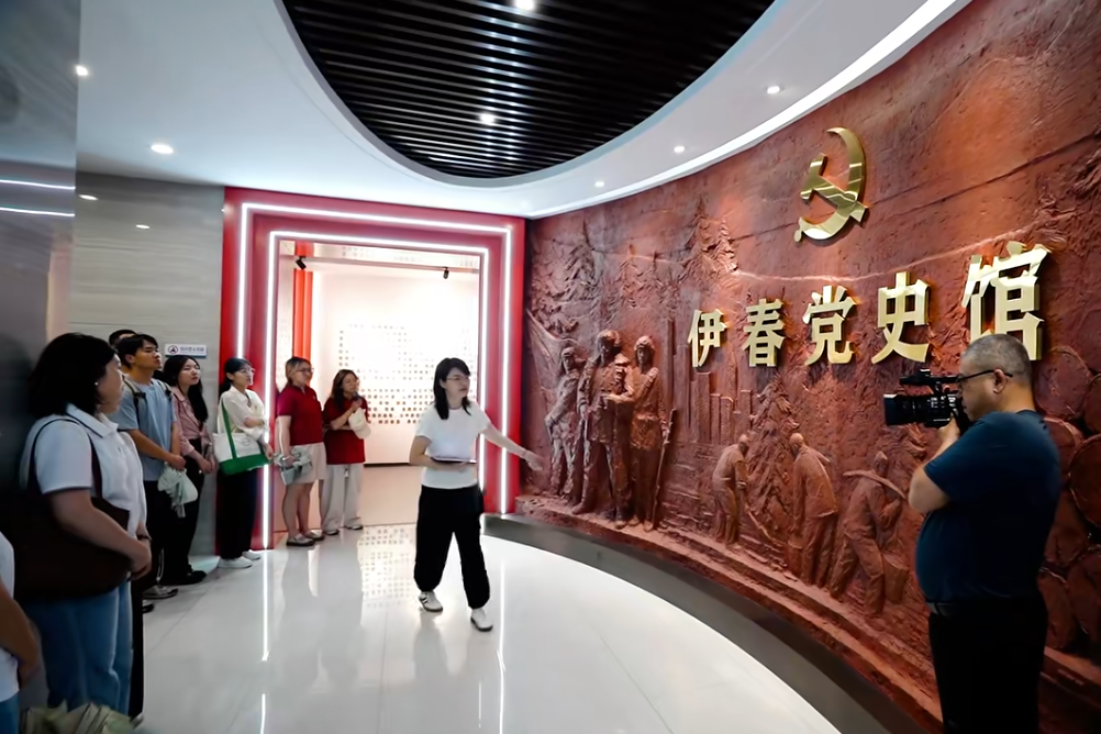 4-伊春党史馆-聆听讲解.png